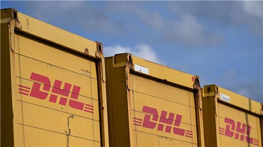 Container von DHL, üblicherweise voll mit Paketen. 