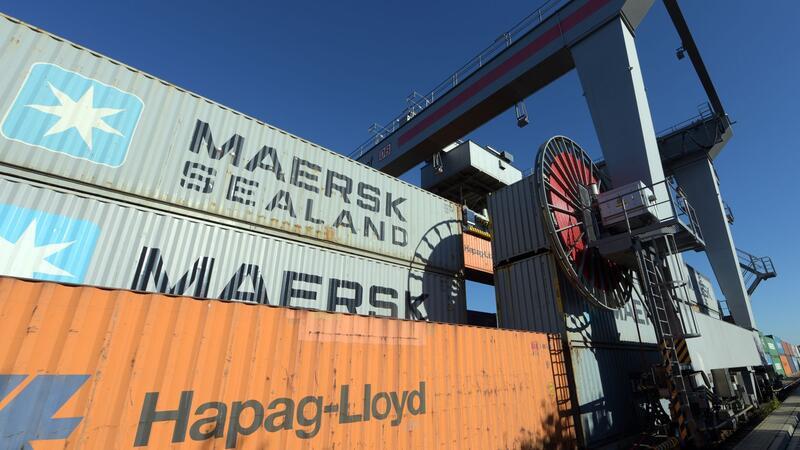 Container von Hapag-Lloyd und Maersk stehen im Umschlagbahnhof.