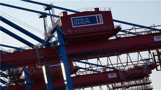 Hafenlogistiker HHLA senkt erneut Gewinnprognose Container werden auf dem HHLA-Containerterminal Burchardkai in Hamburg verladen. (Archivbild)