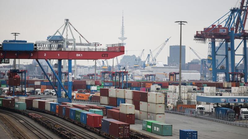 Hamburgs Hafen vor neuen Herausforderungen: Chancen und Risiken Container werden auf dem Terminal Tollerort der Hamburger Hafen und Logistik AG (HHLA) umgeschlagen.