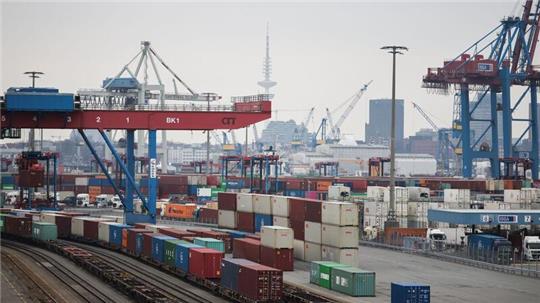 Container werden auf dem Terminal Tollerort der Hamburger Hafen und Logistik AG (HHLA) umgeschlagen.