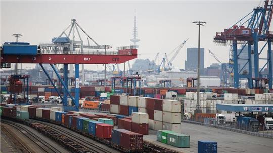 Container werden auf dem Terminal Tollerort der Hamburger Hafen und Logistik AG (HHLA) umgeschlagen.