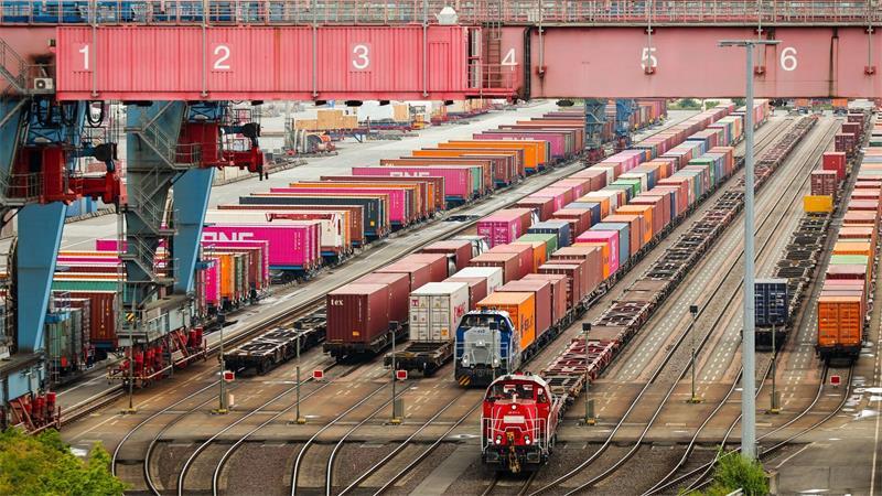 Container werden im Eisenbahnhafen verladen. (Archivbild) 