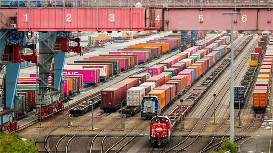 Container werden im Eisenbahnhafen verladen. (Archivbild) 