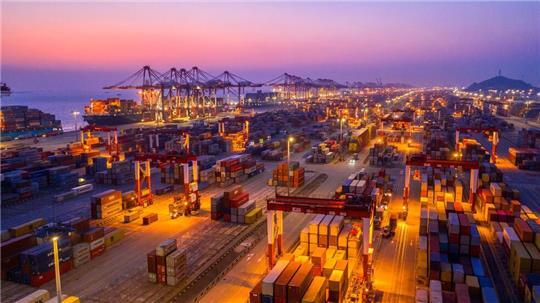 Containerhafen in Shanghai: Deutschland und die EU sind über Trumps Ankündigung besorgt, China warnt vor einem Handelskrieg.
