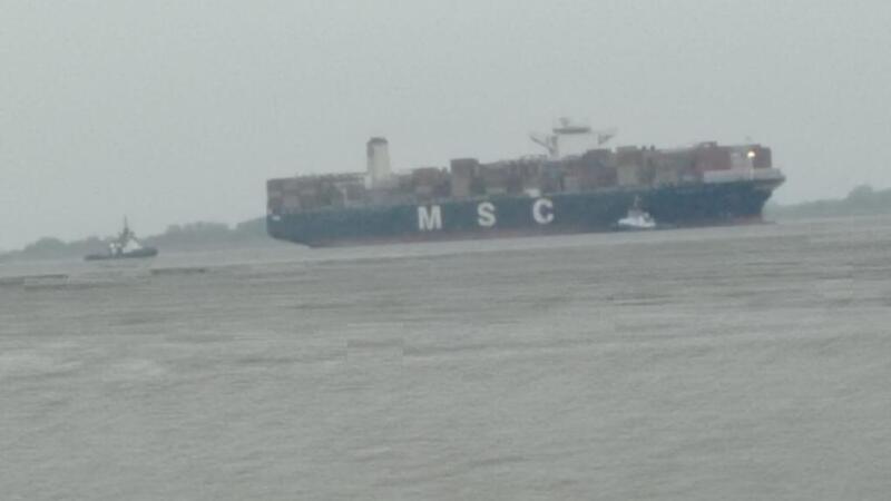 Nach Havarie: Containerschiff nach Finkenwerder geschleppt Containerschiff MSC Regulus musste am Mittwoch auf der Elbe notankern.
