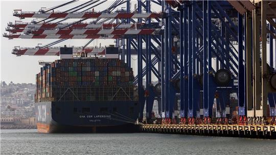 Containerschiff liegt im Hafen von Los Angeles. Wohin führt der von US-Präsident Trump losgetretene Zollkonflikt?