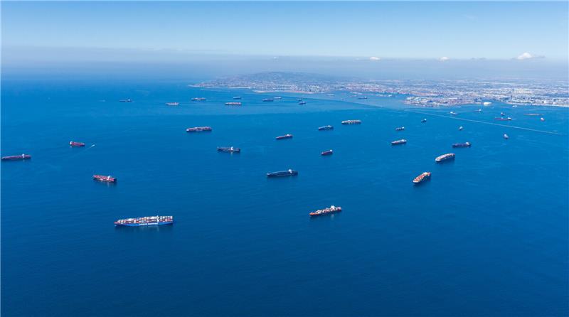 Containerschiffe liegen am 05.10.2021 auf Reede und warten darauf, in die Häfen von Los Angeles und Long Beach einzufahren, um entladen zu werden. Die beiden wichtigsten Häfen an der US-Westküste gelten als großes Nadelöhr für die hartnäckig gestörten globalen Lieferketten. Foto: Mark Holtzman/ZUMA Press Wire Service/dpa