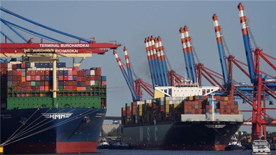 Containerschiffe liegen an einem Containerterminal im Hafen.