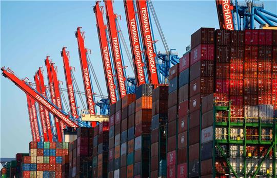 Containerschiffe liegen im Waltershofer Hafen am Container Terminal Burchardkai (CTB) der Hamburger Hafen und Logistik AG.