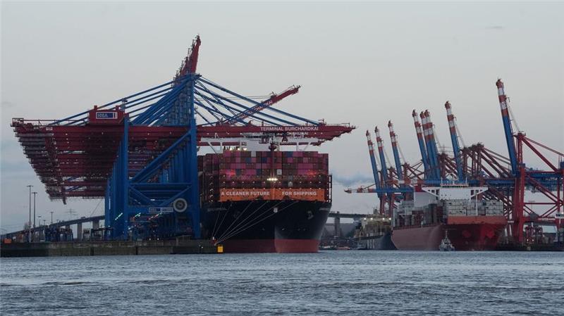 Containerschiffe von Hapag-Lloyd und Maersk liegen im Hamburger Hafen. (Archivbild)