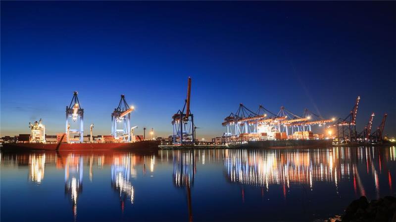 Containerschiffe werden am Abend am Terminal Altenwerder abgefertigt. (Produktion)