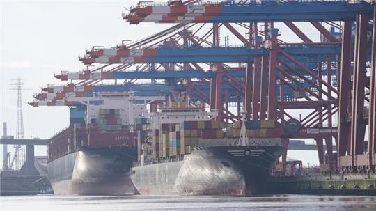 Containerschiffe werden am Eurogate Container Terminal im Hamburger Hafen abgefertigt.
