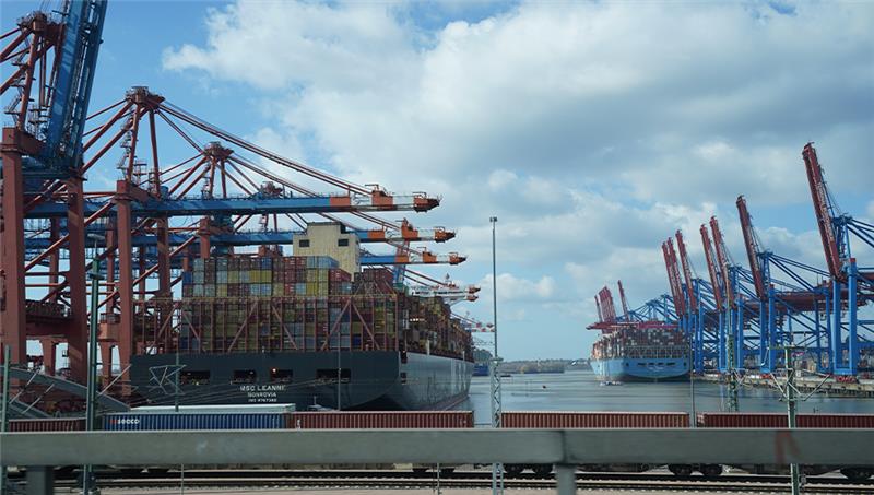 Reedereien sind weiter im Aufwind – Personalmangel sorgt für Probleme Containerschiffe werden an Containerterminals im Hamburger Hafen abgefertigt. Foto: Marcus Brandt/dpa