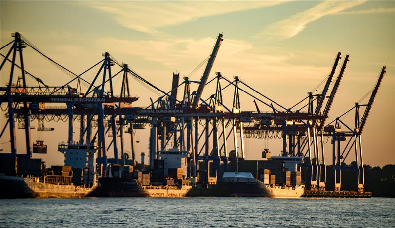 Containerschiffe werden im Hamburger Hafen bei untergehender Sonne abgefertigt. Mit einer neuen Reinigungsanalge sind rund zwei Monate nach Inbetriebnahme mehrere Tonnen Ballastwasser erfolgreich gereinigt worden. (zu dpa "Mehrere Tonnen Ballastwasser im 