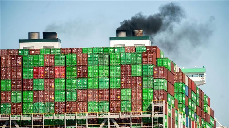 Containerweise Waren aus Übersee kommen in den USA an.