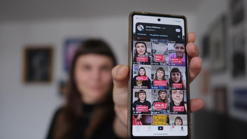 Content Creatorin Susanne Siegert zeigt die Startseite ihres Tiktok-Accounts.