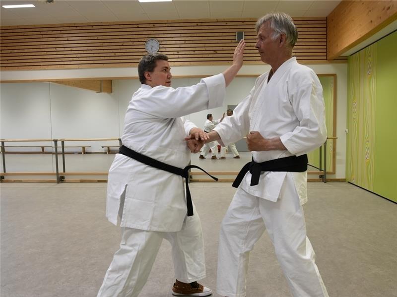 Cony Winkler und Stefan Kurtz beim Karate-Training. Foto: Felsch