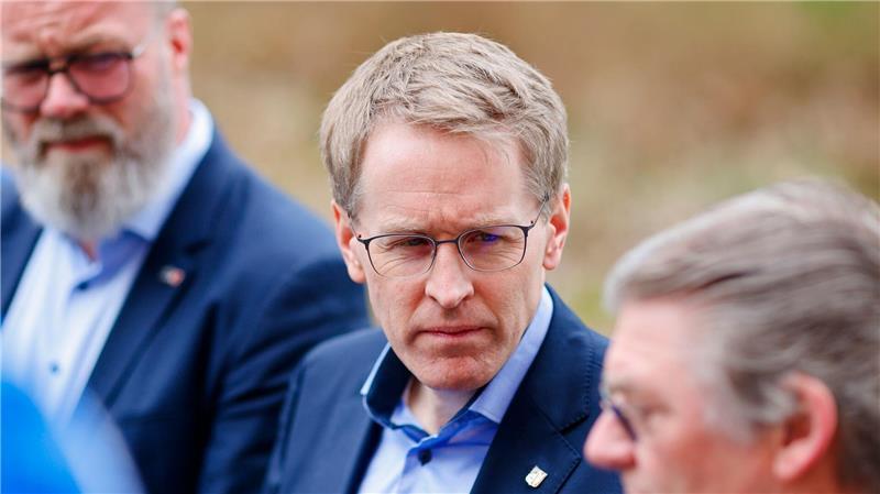 Cook sprach in Kiel mit Ministerpräsident Daniel Günther (Mitte) und Wirtschaftsminister Claus Ruhe Madsen (links, beide CDU).