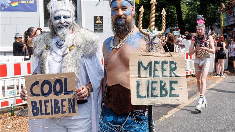 Cool von Chile bis China Cool bleiben: Der Appell eines Teilnehmers an einem Christopher Street Day (CSD) in Hamburg. (Illustration)
