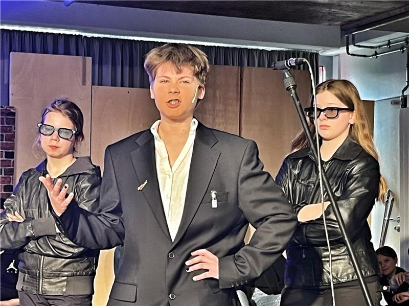 Stades junge Schauspieltalente bringen „Schockorange“ auf die Bühne Cool, stimm- und ausdrucksstark: Nora Koppatz als Rocco Dilettanto und Eva Hase und Lia Meybohm als Franko und Schranko.