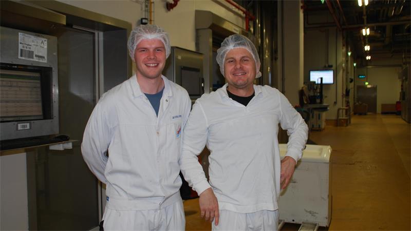 In Apensens Eisfabrik: Coole Spezialitäten am laufenden Band Coole Jobs: Jan-Patrick Steffens (links) und Marcin Babic arbeiten in der Produktionshalle in Apensen.