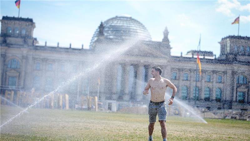 Coole Orte hat Deutschland viele, nicht nur unter dem Rasensprenger am Reichstag.