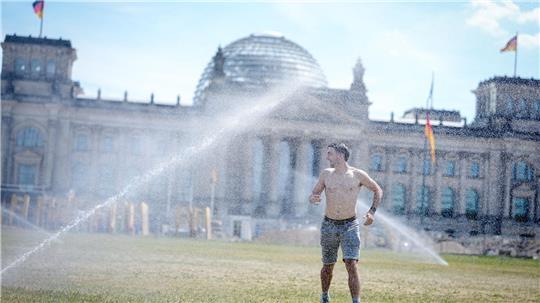Coole Orte hat Deutschland viele, nicht nur unter dem Rasensprenger am Reichstag.