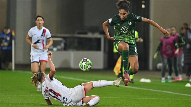 Bayern-Frauen weiter ungeschlagen: 5:1 in Hoffenheim Cora Zicai (r, VfL Wolfsburg) markierte in Leipzig das 0:1 (Archivbild).