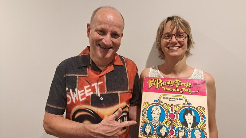 Cord (61) und Gwendolyn (50) Sonnekalb haben eine ihrer Lieblingsplatten von der Fernsehserie „The Partridge Family“ zur Ü60-Party mitgebracht.