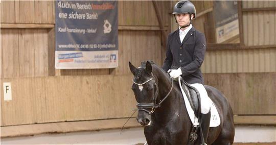 Cord Frischmuth und Fürstin Rocci absolvierten beim Fredenbecker Turnier gemeinsam ihre erste L-Dressur - mit Erfolg. Es wurde Platz drei mit 7,1 Punkten.