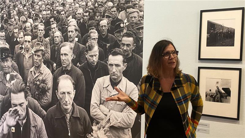 Cordula Lebeck in der Ausstellung zur Arbeit ihres verstorbenen Mannes Robert Lebeck, der als Pressefotograf bewegende Zeitdokumente wie die Bilder-Serie über Heimkehrer aus der Kriegsgefangenschaft schuf.