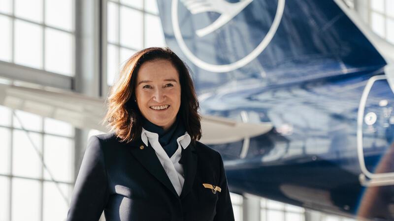 Flugkapitänin Cordula Pflaum: „Ich wollte nie Exotin sein“ Cordula Pflaum, Flugkapitänin der Lufthansa, steht vor einem Flugzeug.