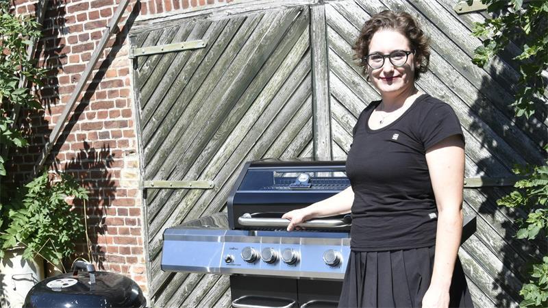 Corinna Hannemann zeigt ihren ersten Preis, einen Gas-Grill.