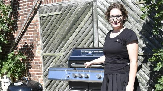 Corinna Hannemann zeigt ihren ersten Preis, einen Gas-Grill.