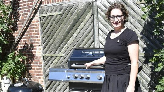 Corinna Hannemann zeigt ihren ersten Preis, einen Gas-Grill.