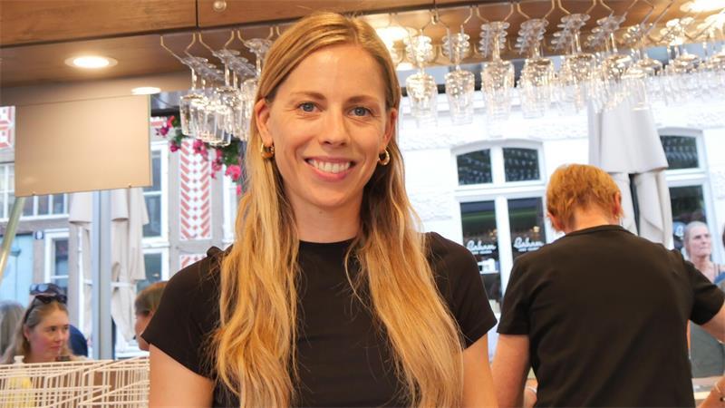 Süße Männer, trockener Wein: Buxtehuder Weinfest sorgt für Schmunzler Corinna Henrichs ist mit verschiedenen Weinen im Gepäck von der Mosel nach Buxtehude gereist. Gemeinsam mit ihrem Mann führt sie das Weingut Henrichs-Roth in dritter Generation. Der Winzerbetrieb ist seit dem ersten Weinfest in Buxtehude vertreten.