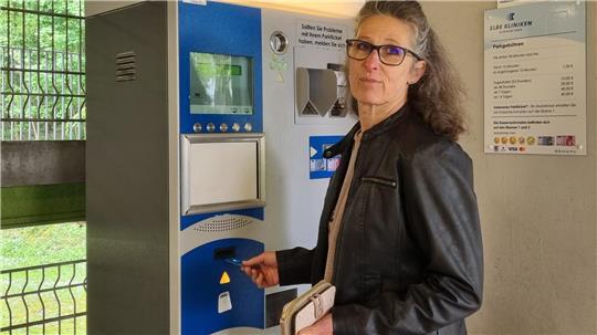 Corinna Jorek bezahlt seit drei Wochen täglich die Parkgebühren am Elbe Klinikum und ist verärgert über die hohen Preise.