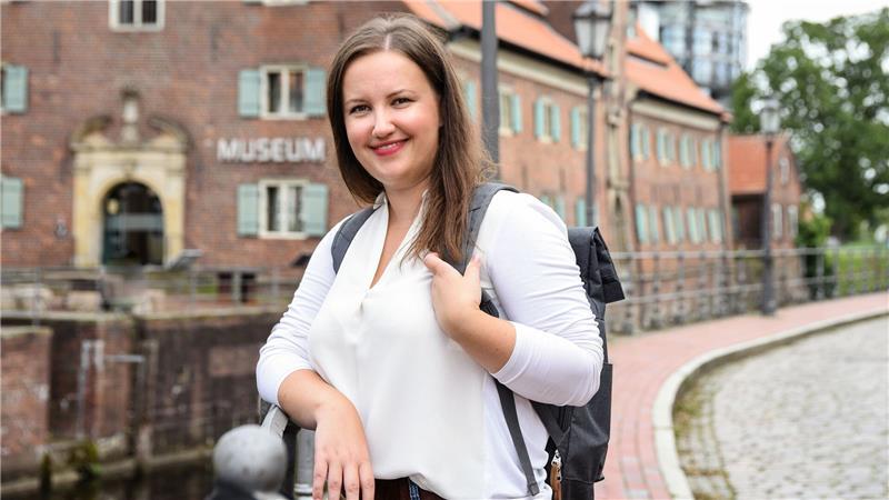 Politiker-Fotos als Einheitsbrei: Stader Häfen gehen immer als Kulisse Corinna Lange, hier am Alten Hafen vorm Schwedenspeicher, vertritt die Region im Landtag.