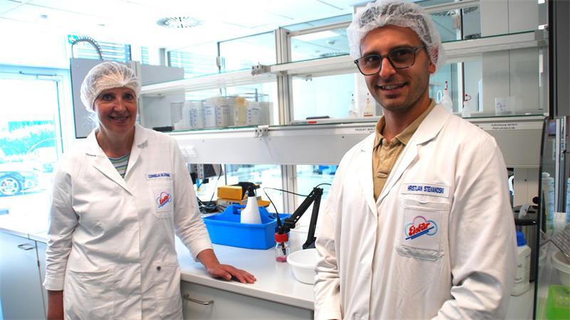 In Apensens Eisfabrik: Coole Spezialitäten am laufenden Band Cornelia Glüsing und Hristijan Stevanoski - zwei von insgesamt 15 Labor-Mitarbeitern von Eisbär Eis in Apensen.