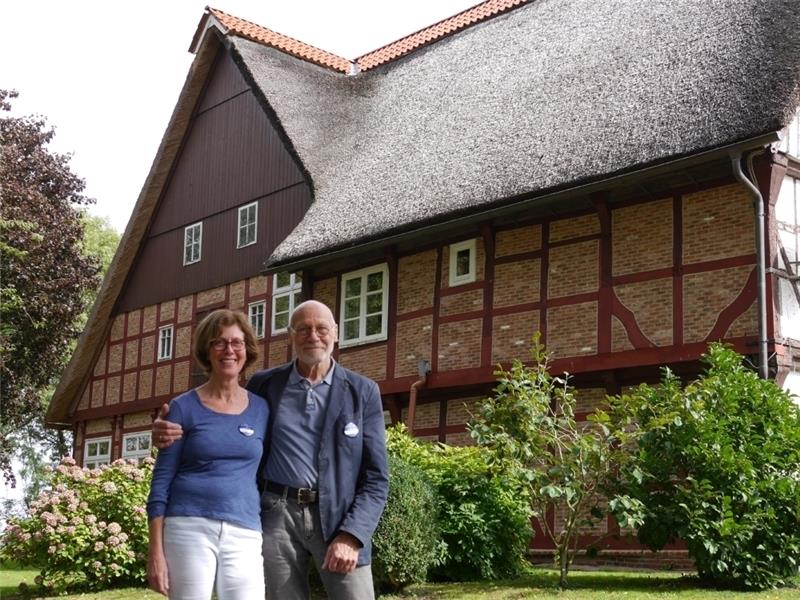 Cornelia Koch und Joachim Mardt vor dem vor einigen Jahren komplett sanierten Westgiebel des Gutes Oerichsheil. Fotos: Umland