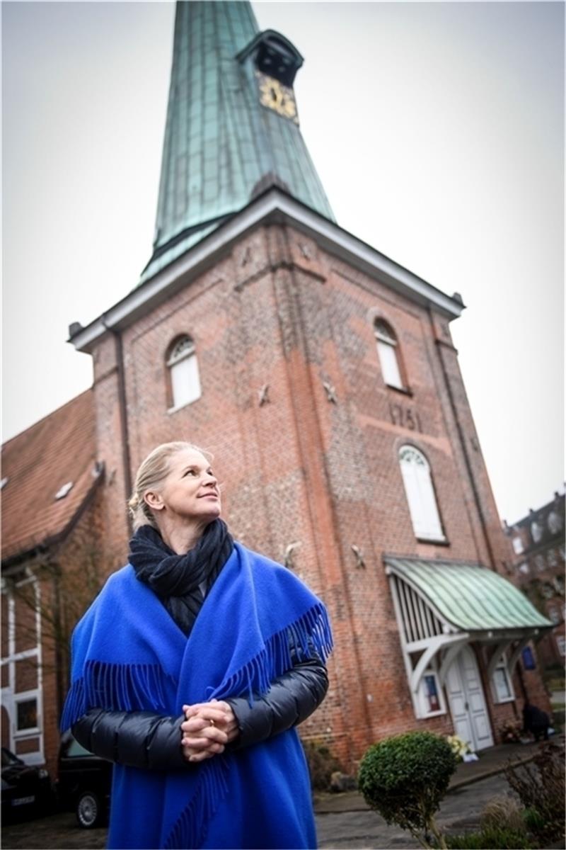 Cornelia Poletto vor der im 12. Jahrhundert gegründeten sogenannten Hochzeitskirche St. Johannis. Fotos Stephan Pflug