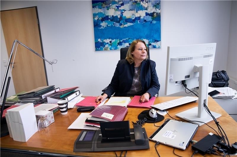 Cornelia Prüfer-Storcks (SPD), Senatorin für Gesundheit und Verbraucherschutz in Hamburg, sitzt an ihrem Schreibtisch in der Behörde. Foto: Christian Charisius/dpa