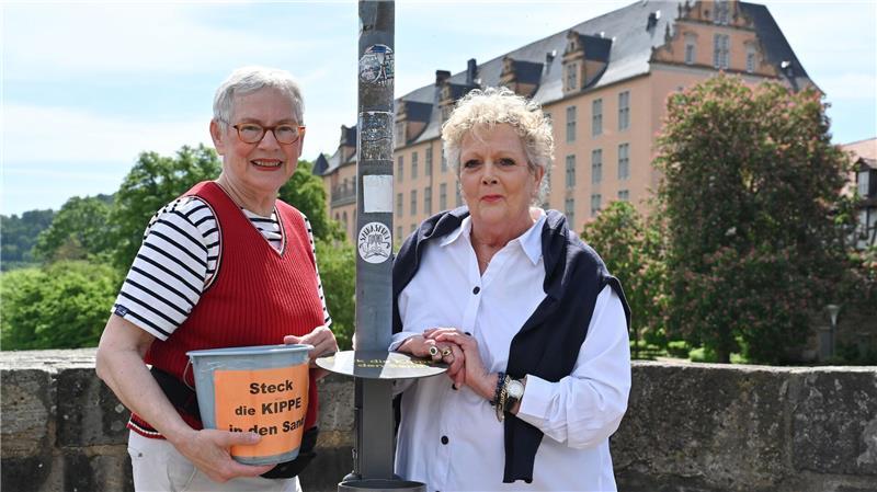 Wie zwei Seniorinnen Hann. Münden ein Stück sauberer machten Cornelia Schulze (l) und Heike Tauer-Schneider haben in einer Nacht und Nebelaktion Plastikeimer als Kippen-Mülleimer aufgestellt. Nun gibt es eine Dauerlösung.