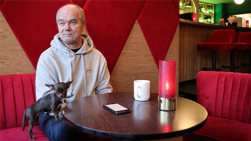 „Schmidts Tivoli“: Theaterleiter Corny Littmann wird 70 Corny Littmann, Theaterchef Schmidts Tivoli GmbH, sitzt im neu gestalteten Foyer des Schmidts Tivoli auf der Reeperbahn. Der Conferencier und Theater-Chef wird am 21.11.2022 70 Jahre alt. Foto: Christian Charisius/dpa