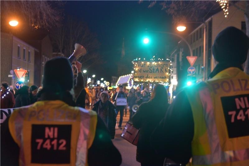 Corona-Kritiker bei ihrem Aufmarsch am Montagabend in der Buxtehuder Altstadt.