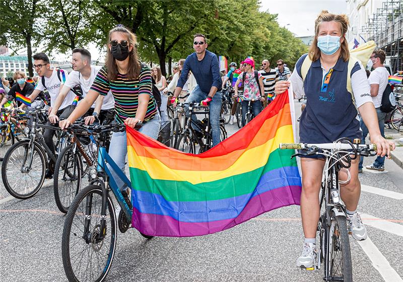 Coronabedingt fand der Christopher Street Day in Hamburg in den vergangenen zwei Jahren als Fahrraddemo statt. In diesem Jahr soll er wieder so bunt werden wie vor der Pandemie. Foto: dpa