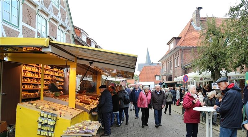 Altländer feiern Erntedank mit Matthias-Markt Coronabedingt findet der Matthias-Markt in Jork in diesem Jahr nicht in der Festhalle, sondern in der Kirche und in der Schützenhofstraße statt. Archiv-Foto: Vasel