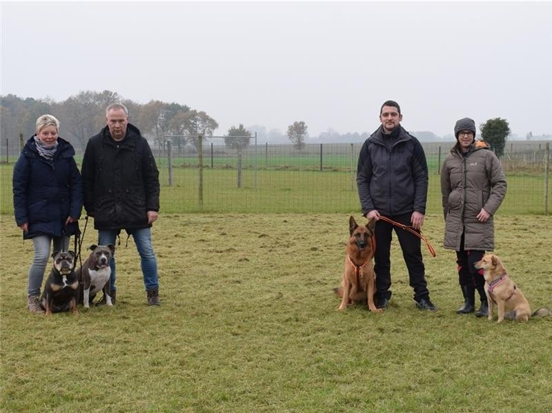 Coronakonform: Conny Klebs (links) und Michael Kolle halten Abstand zu Dennis Drescher und Maren Sdunkowski (rechts). Drescher hatte federführend den notwendigen Schriftverkehr für den Verein mit öffentlichen Stellen geführt. Jetzt konnte d