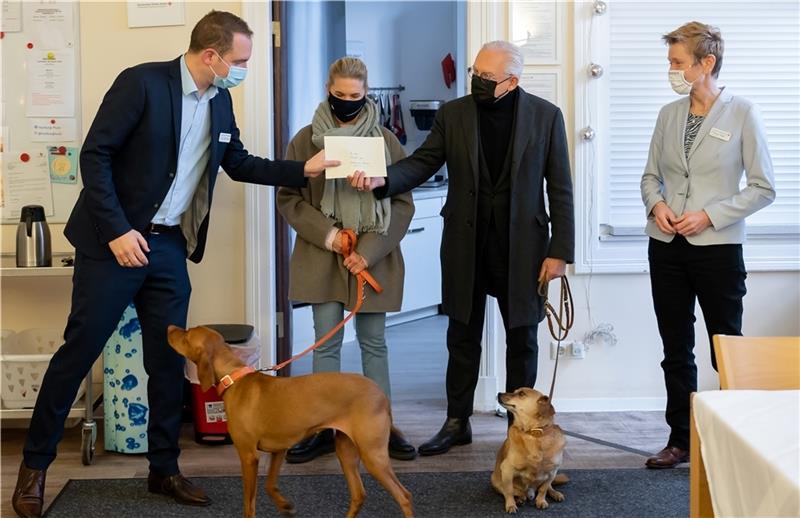 Coronakonforme Spendenübergab e im Harburg-Huus am Außenmühlen- weg: Thorben Goebel-Hansen (von links), Cornelia Poletto, ihr Ehemann Rüdiger Grube und Simone Thiede vom DRK. Foto: DRK/Martina van Kann
